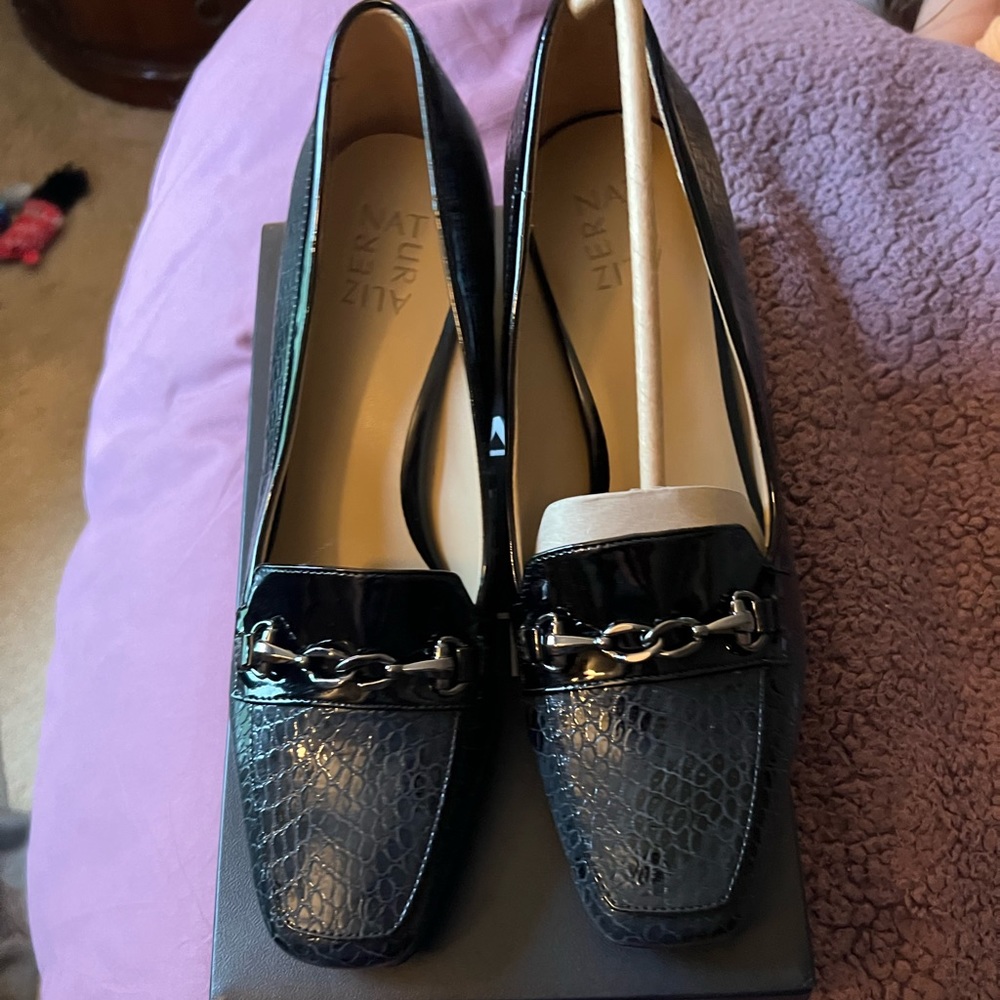 NIB Naturalized loafer heels size 9.5